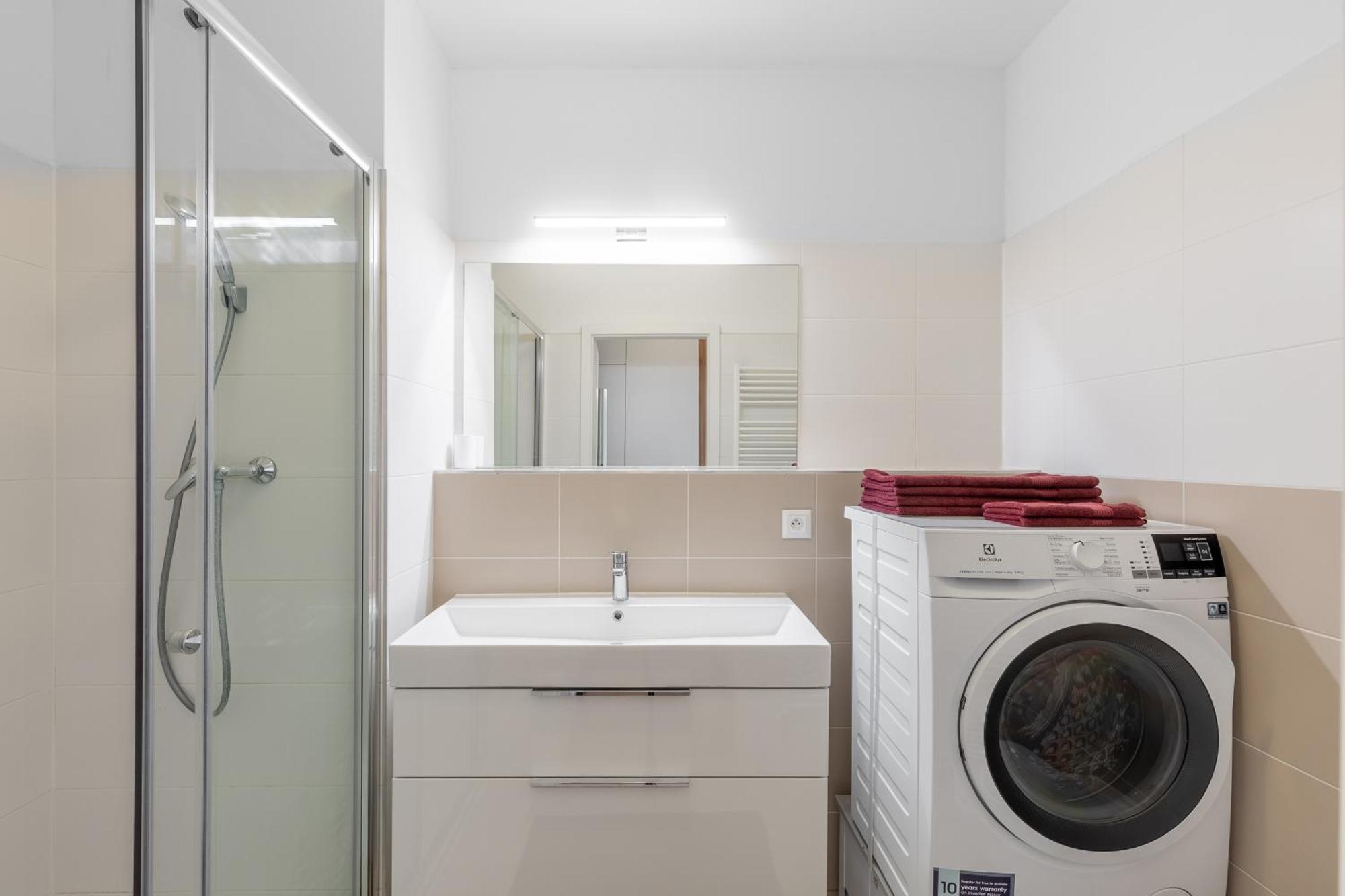 Leo Apartment - Ac & Free Parking Bratislava Eksteriør billede